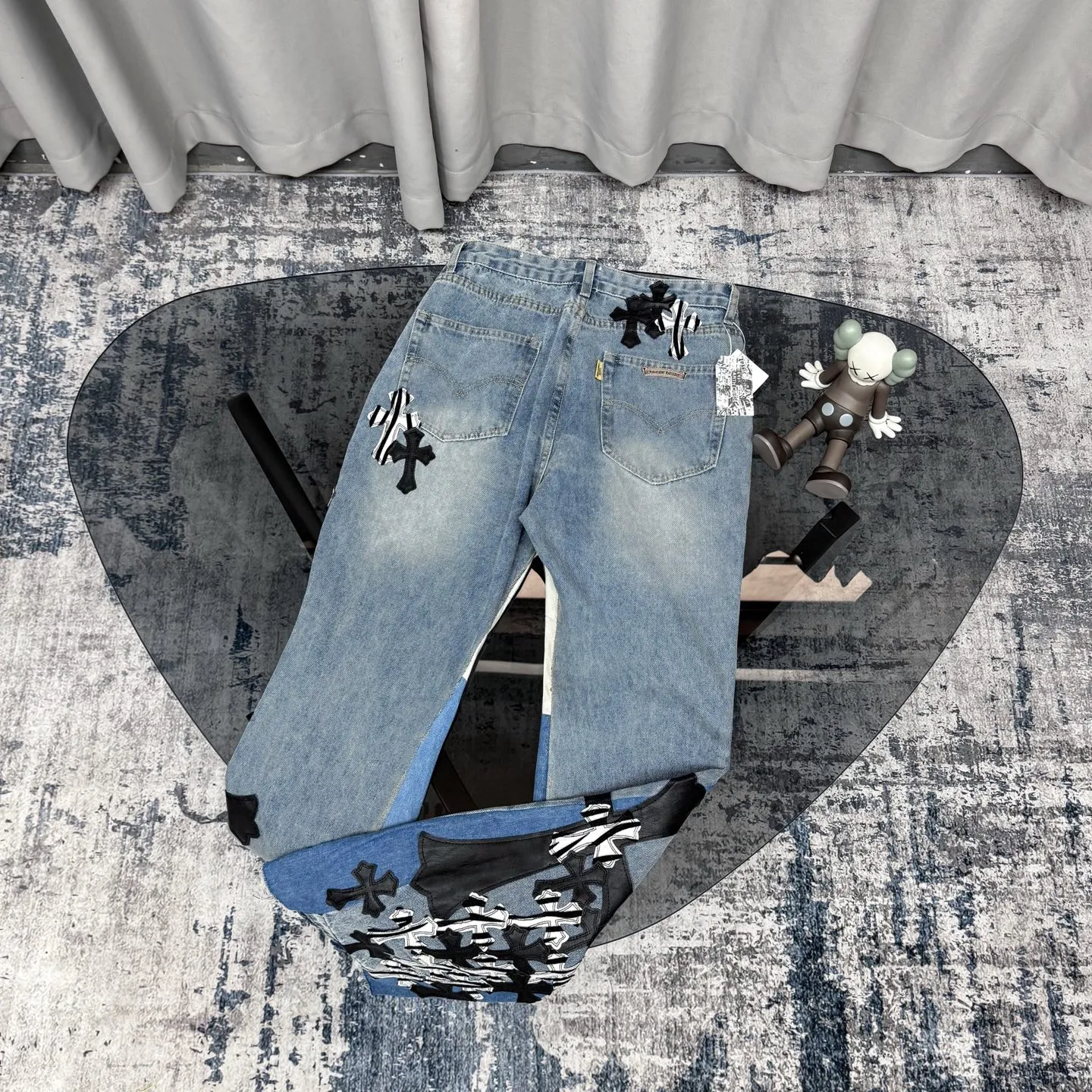 P280 CH Chromehearts zebra black and white cross patch patchwork jeans, priced at 34W level, patchwork cross pattern embellishment, washed jeans! ! An absolutely high-end luxury product, a 1.9W-level god-level single product, a super popular product, made by top heavy industry, a magic weapon that cannot be missed! [About Zangyin] This is an extremely luxurious fashion brand that can also be called the aristocracy of the high street. It has always been an exclusive brand for some hipsters or rich second generations. Compared with ordinary high streets, it is more luxurious and noble. Compared with luxury brands, it is more fashionable and individual. It has always been a brand that I have a special liking for. [Top heavy industry fashion design] Consistently high-street luxury style. Speaking of this style, the Zangyin family and GU family are definitely the leading representative brands. Especially the Zangyin family has really achieved a state-of-the-art effect in creating high-street style. The unique washed material is used to create this style. The color system is already quite eye-catching. After it is decorated with patchwork cross flowers, it cleverly highlights the charm of the brand. Secondly, this style uses classic The high-waist cutting design highlights the long legs and fashionable temperament of the upper body. The brand is highly recognizable and the slim fit configuration is more suitable for daily wear. It is a product that interprets personality, fashion, and specifications at a glance. This single product is enough to make any fan excited. It can be a white T-shirt for a youthful college style, or a tight suspender for a royal style. It has strong matching ability and can be easily controlled by men.  [Materials and craftsmanship] Needless to say, this point goes without saying. As an excellent craftsman brand, Zangyin’s requirements for details and craftsmanship are really perfect. The washed color of this model has gone through so many processes, not to mention the embellishment of denim appliques. It is also purely hand-made and sewn. Just like what they believe in, only hand-made things have soul and have the meaning of wear. A top-notch heavy-duty fashionable denim item, I look forward to your perfect interpretation! !  Color: blue Size: 28-36